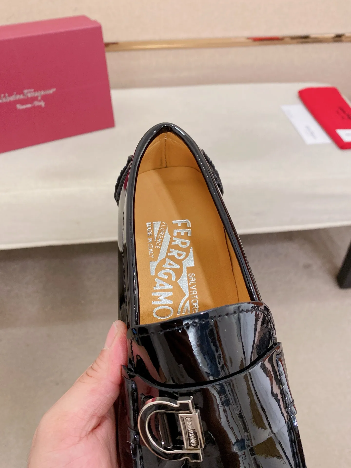 Men's shoes💰: 540💰High-end quality! Ferragamo🆕🆕Exclusive hot-selling products in stock🔥🔥New products on the shelves, high-quality Ferragamo men's pea shoes, high-end casual driving shoes, with complete packaging! 💪 💪 Material: imported first-layer cowhide 🐂 + imported high-quality water-dyed cowhide lining + wear-resistant outsole 👍🏻👍🏻 Features: high-end and comfortable, purely handmade 🚀 🚀 Create the perfect shoe that suits you best 🔥 🔥 Size: (38-44) 45 standard size can be customized!